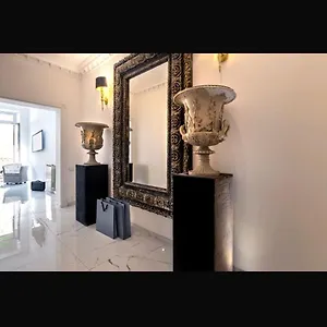 https://daphne-trevi-suites.it-romehotels.com